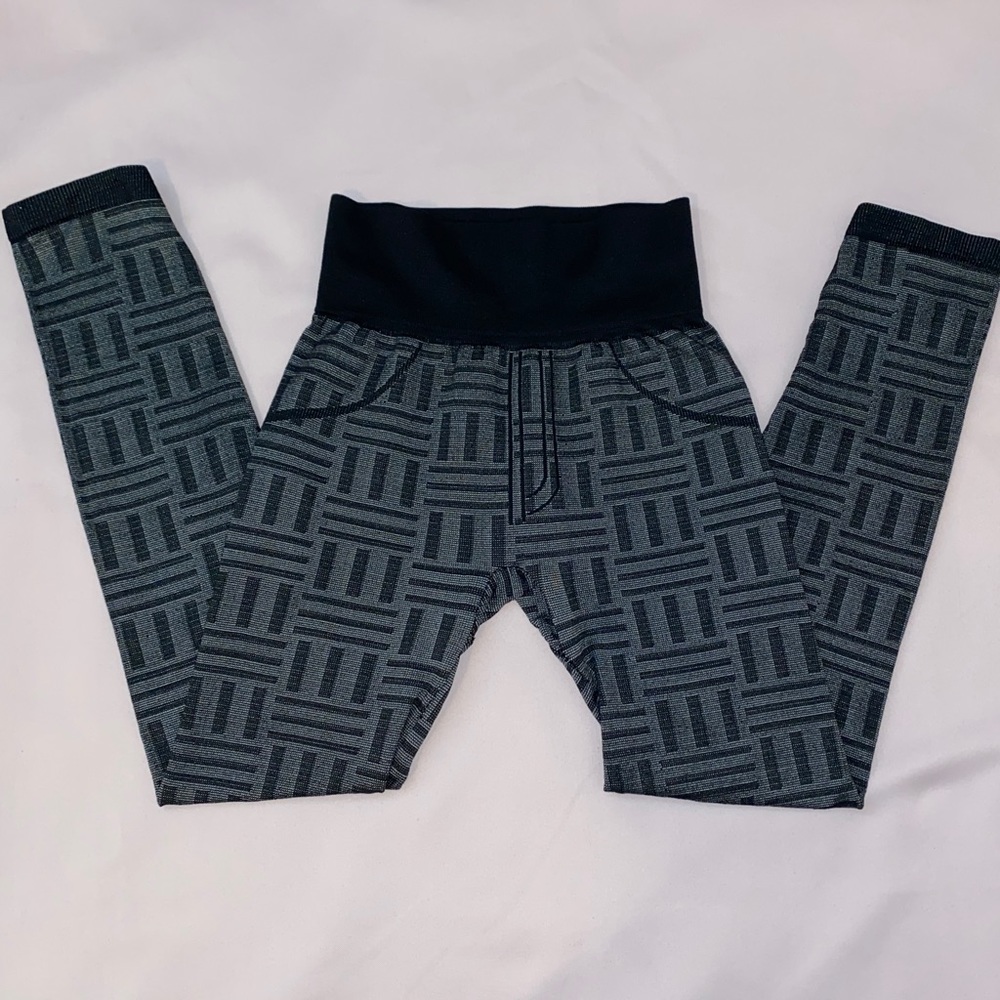 Black & Gray Stripe Pattern Leggings, S